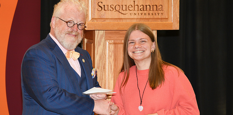 Layren McDannold '23 receives the Dag Hammarskjöld Award from Susquehanna University President Jonathan Green.